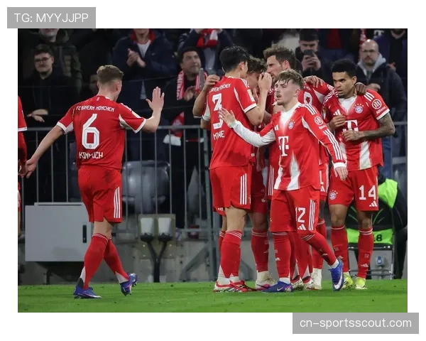 现场：门兴格拉德巴赫球迷在第20分钟集体亮起手机灯，悼念已故俱乐部传奇